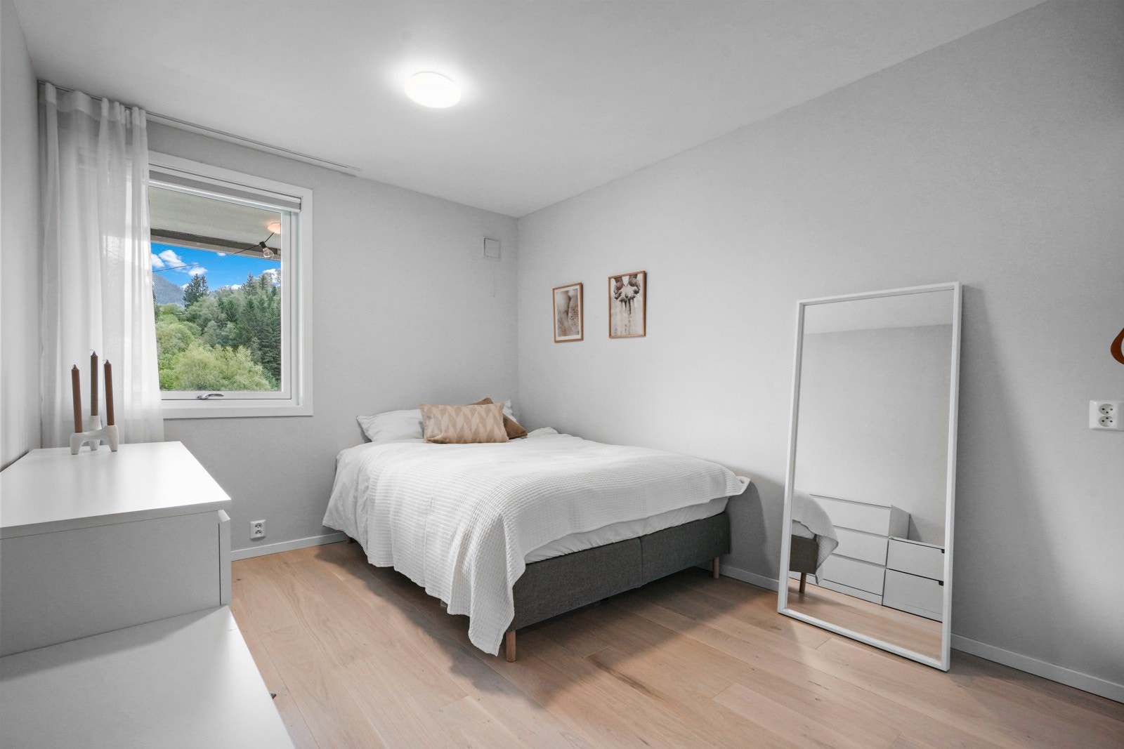 Romslig soverom med plass til garderobeskap Galleribilde