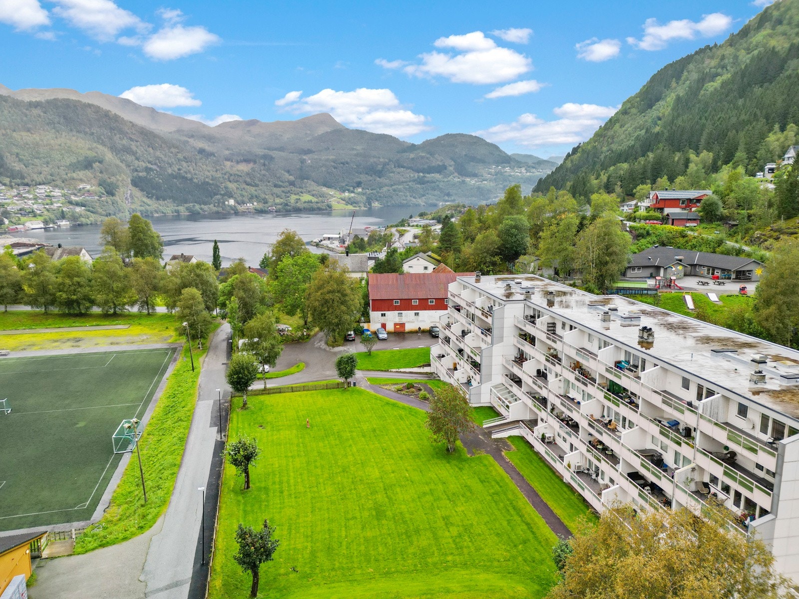 Haugum borettslag ligger fint til i etablert boligområde like nord for Førde sentrum Galleribilde