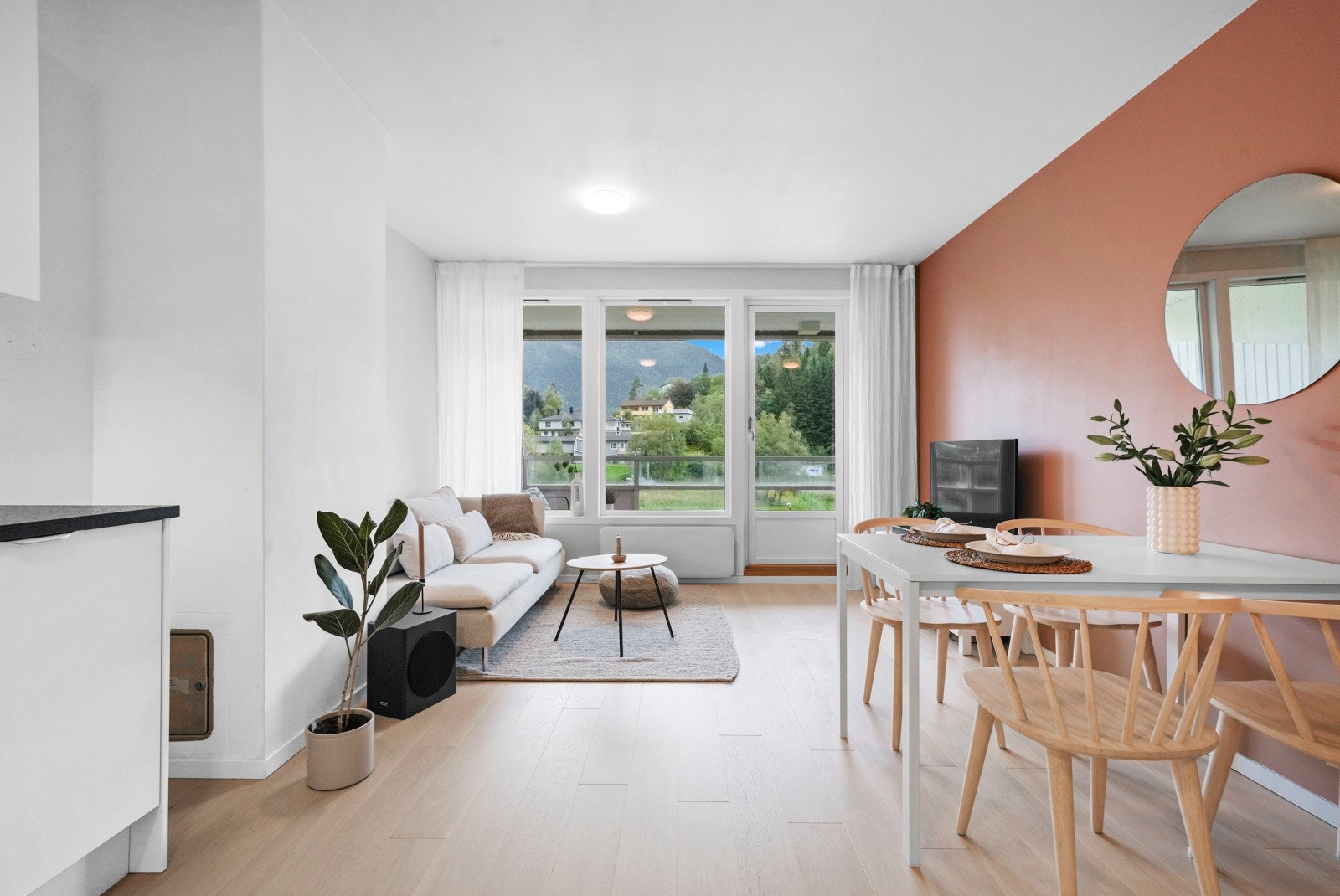 Leiligheten har en arealeffektiv planløsning med åpen stue/kjøkken-løsning, soverom og kombinert bad/vaskerom Galleribilde