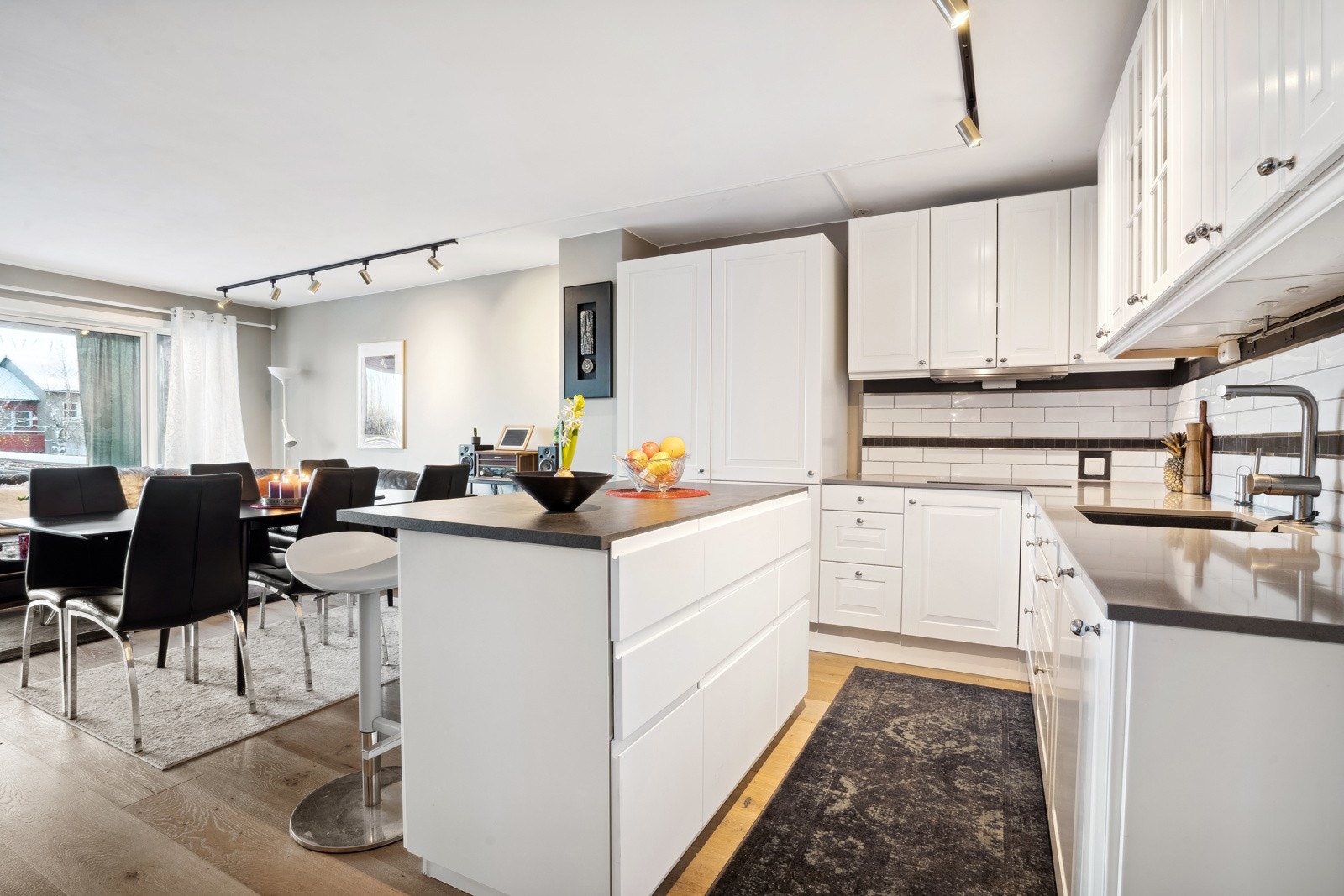 En flott rekkehusleilighet over to plan med smart planløsning og moderne kjøkken med kjøkkenøy. Galleribilde