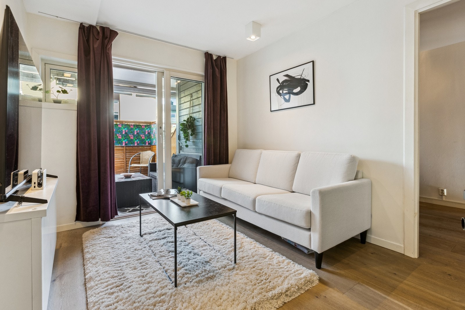 Et av rommene er i dag utnyttet som TV-stue, et ekstra oppholdsrom for ungdommen. Galleribilde