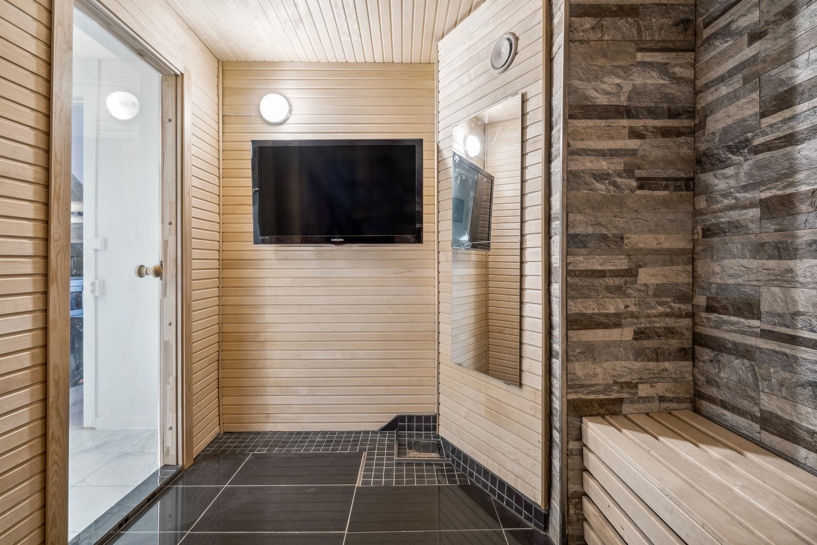 Bod i 1.etg ble benyttet som badstue av tidligere eier. Nåværende eier har tatt ut badstuovnen og benyttet rommet som bod/treningsrom. Galleribilde