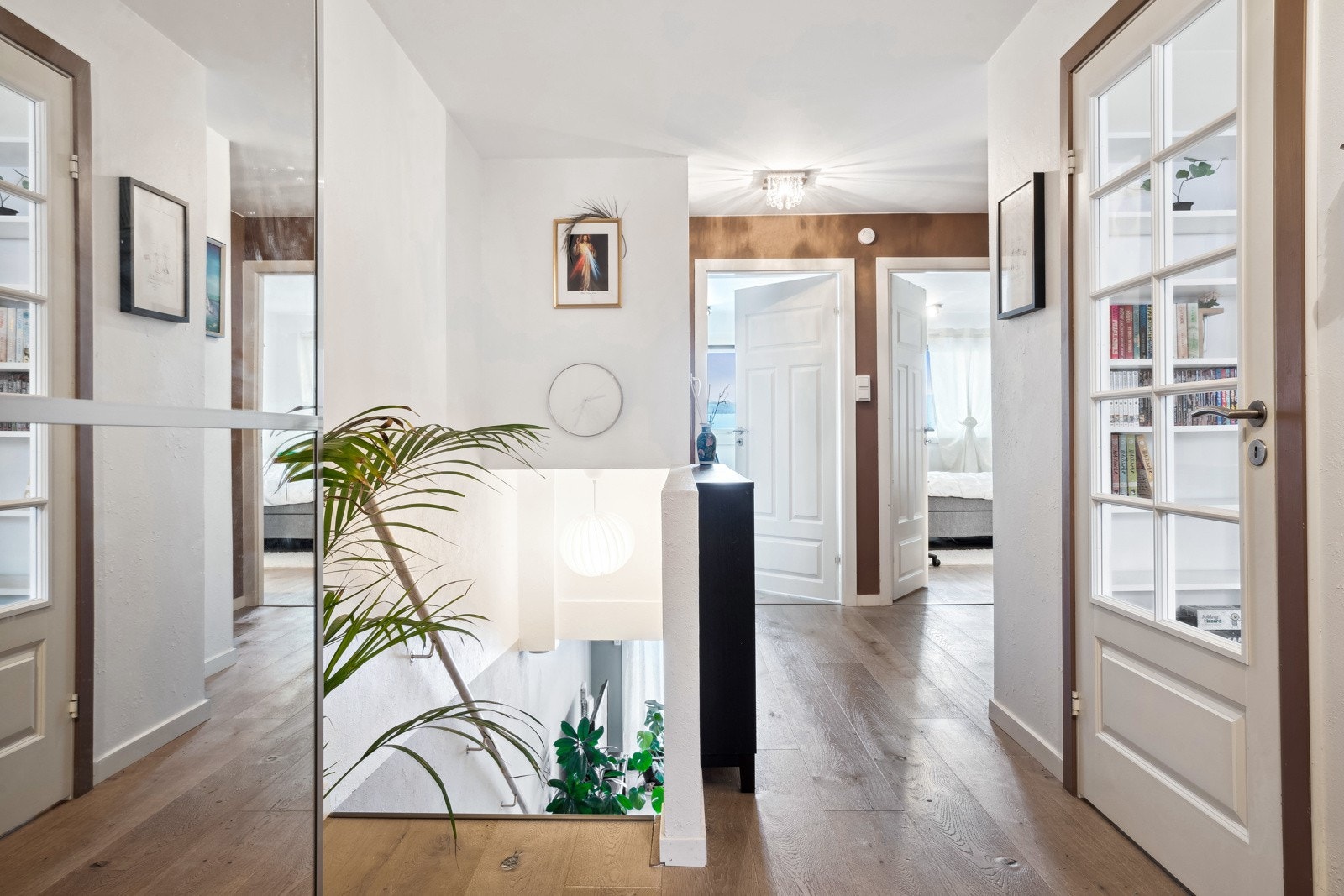 Boligen har gjennomgående tidløs interiør - og fargevalg. Galleribilde