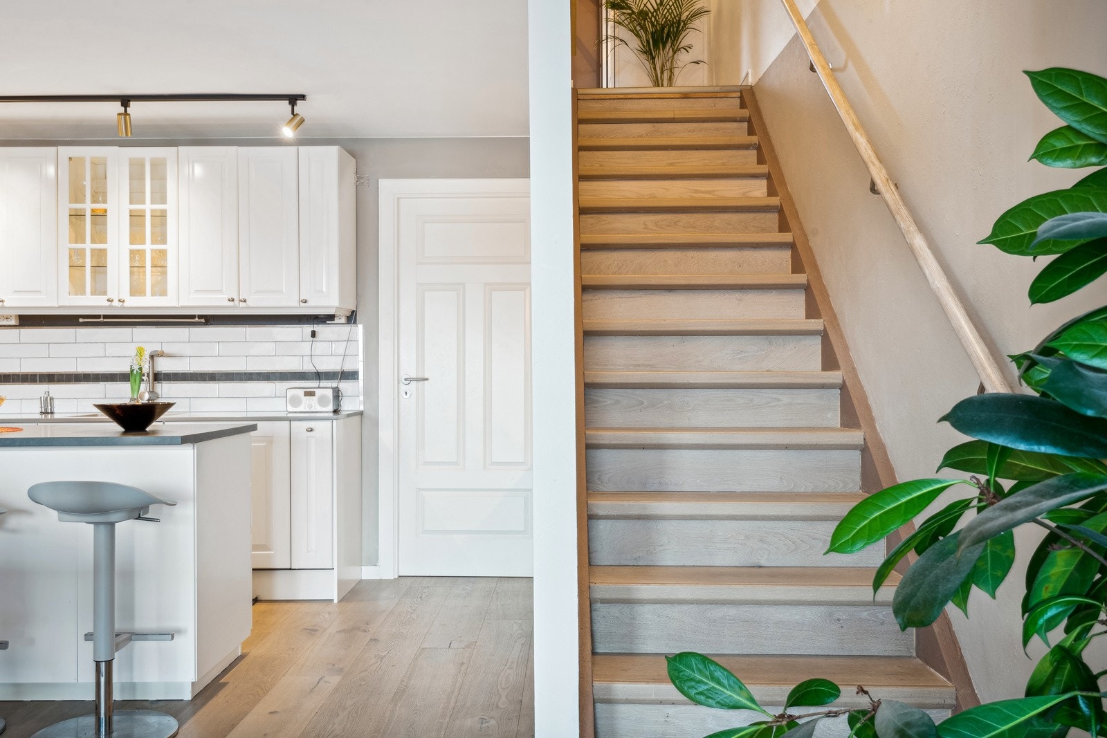 Trapp ned fører til kjøkken, bad, stue og markterrasse. Galleribilde