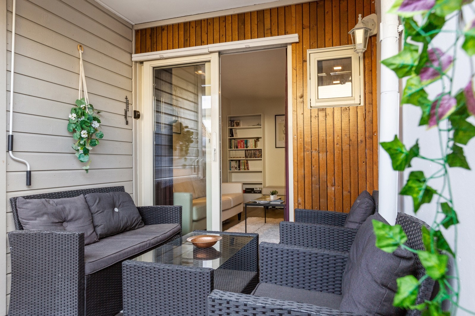 Fra TV-stuen har man utgang til en herlig markterrasse. Galleribilde