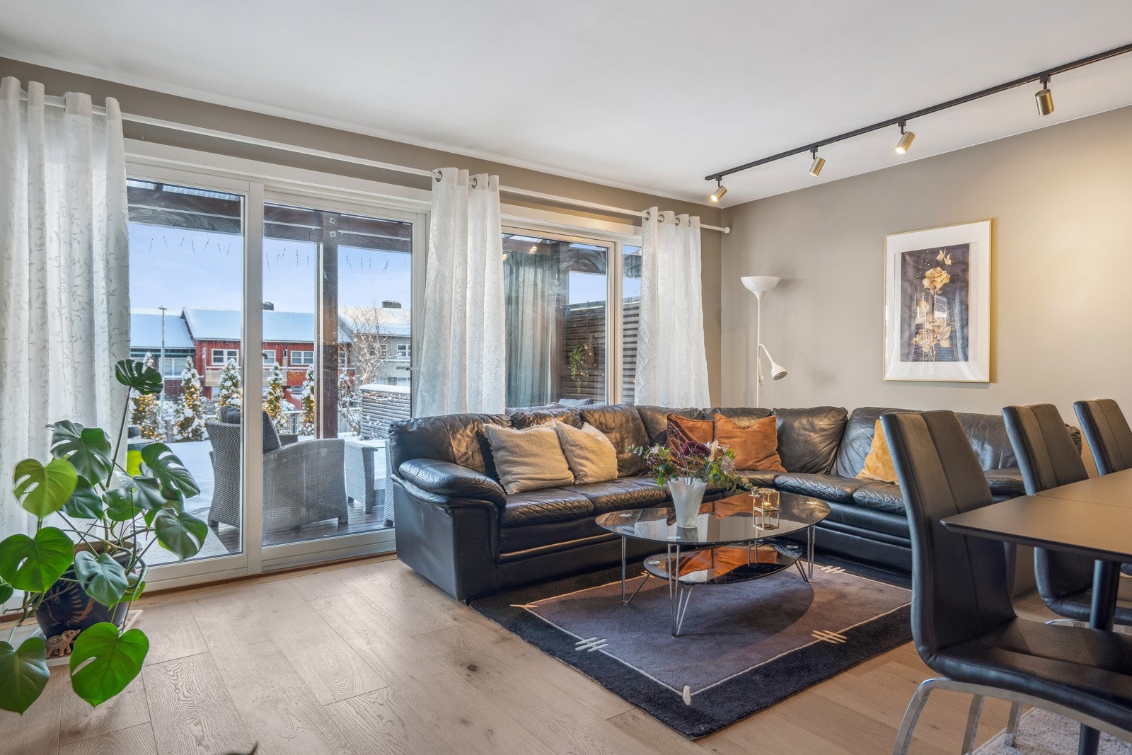 Naturlige inndelingsoner gjør det enkelt å innrede stuen. Galleribilde