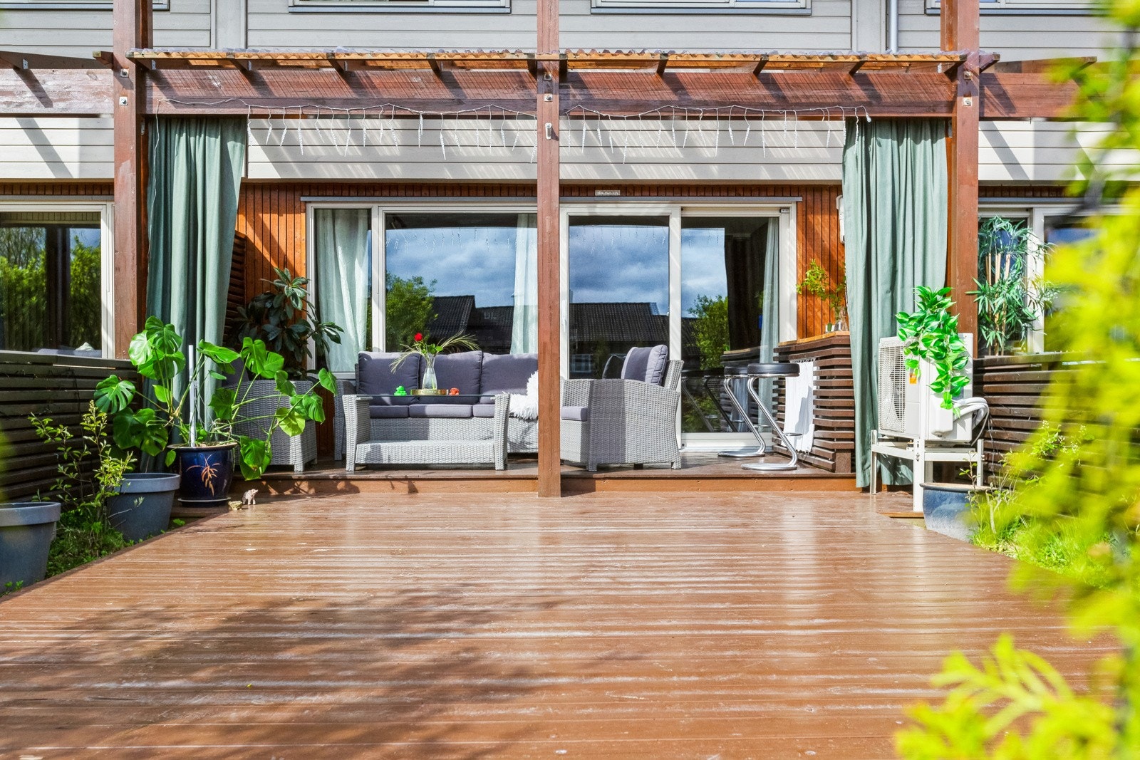 Det er bygget platting i hagen, som gir muligheten til å utnytte området like mye på sommeren som på vinteren. Galleribilde