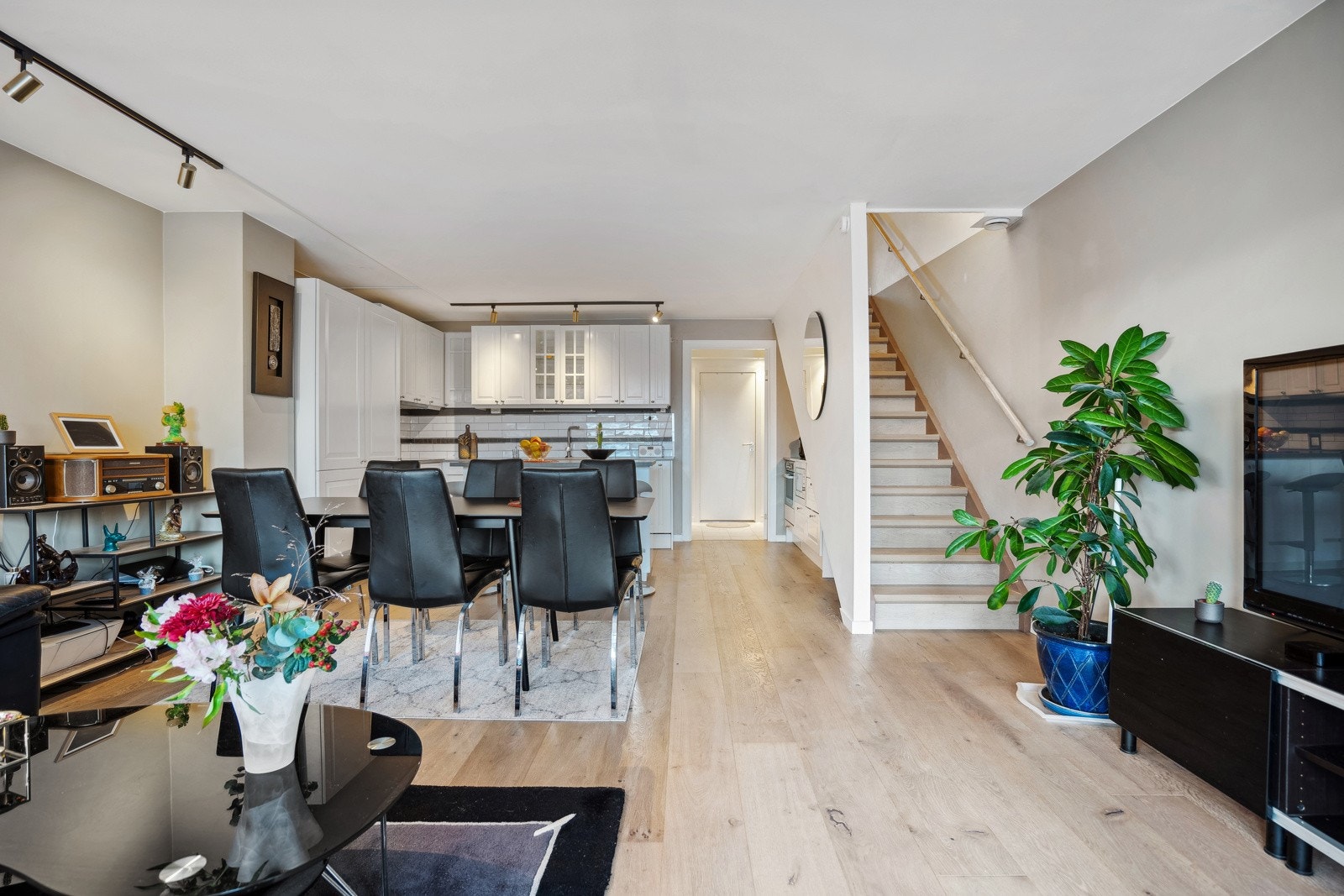 Det er åpen stue/kjøkken løsning som måler 35 kvm. Galleribilde