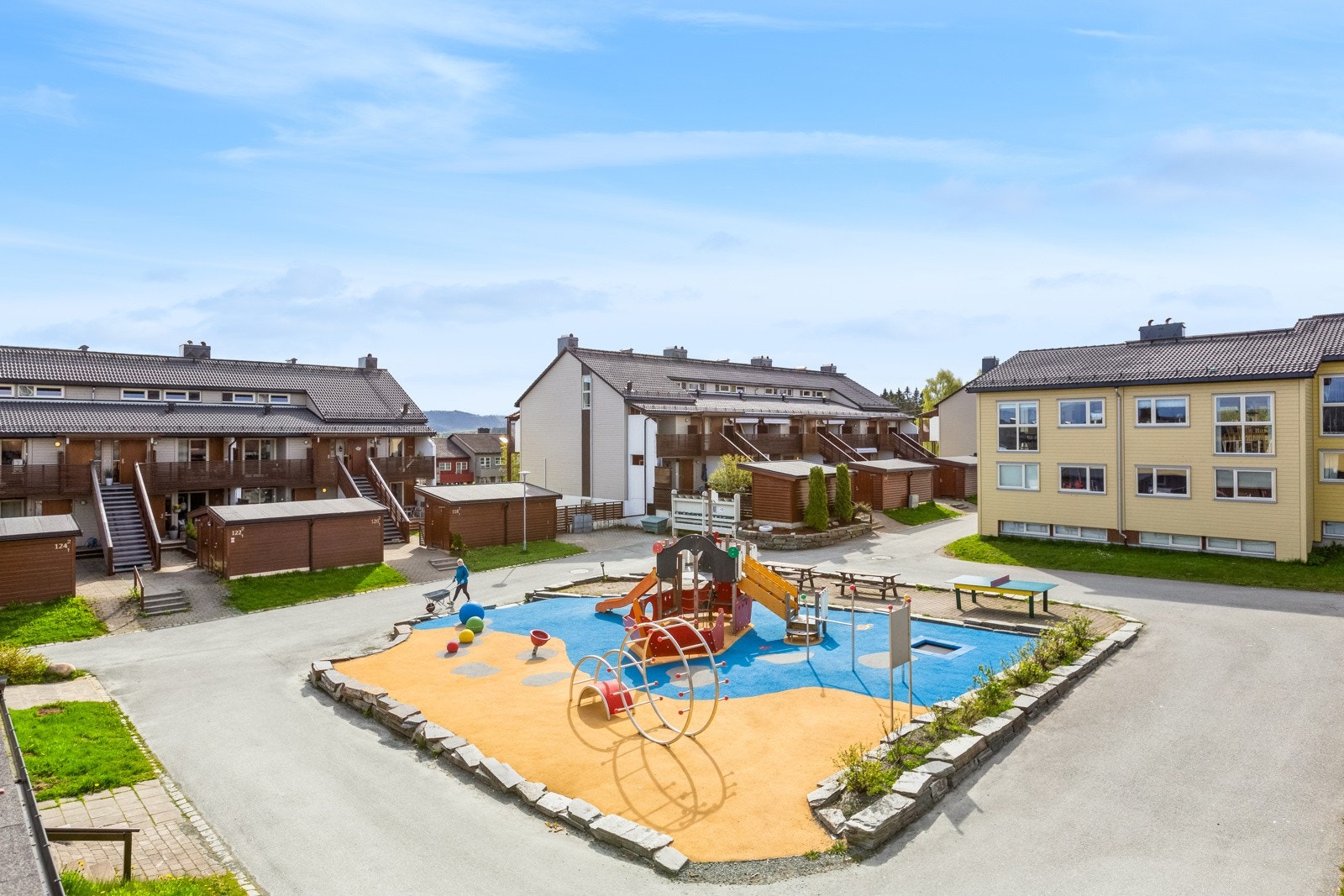 Borettslaget er veletablert og har flere lekeplasser for barn, i tillegg nærhet til kollektiv og butikker. Velkommen til visning! Galleribilde