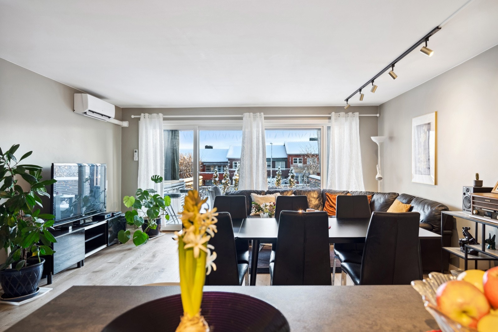 Naturlig lys strømmer godt gjennom etasjen. Det er etablert varmepumpe, som er et flott tilskudd på de kaldere dagene. Galleribilde