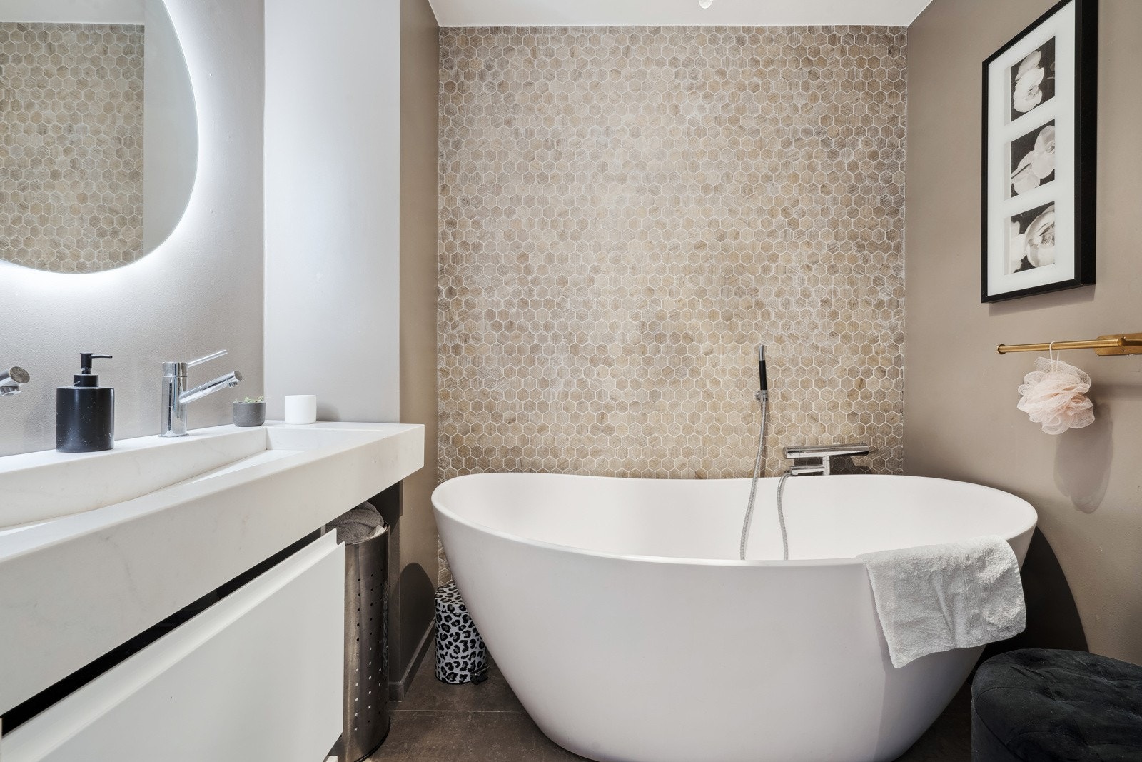 Badet i 1. etasje er nydelig innredet med mosaikkflis og glatte vegger. Galleribilde