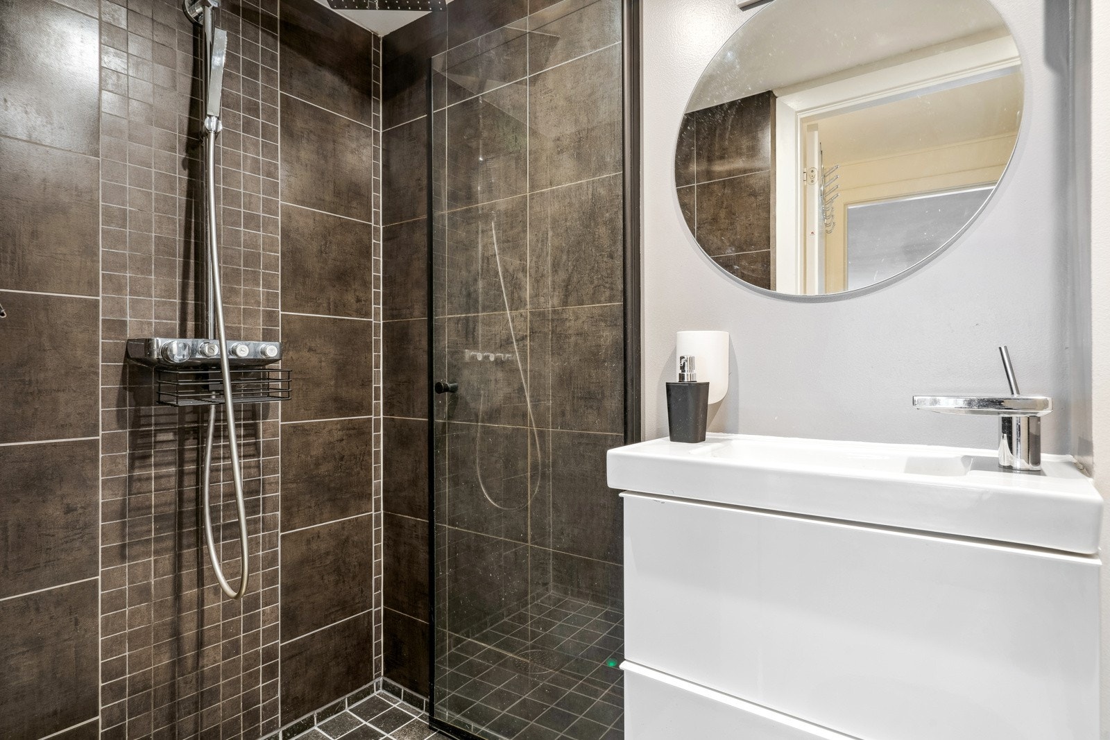 Badet i underetasjen er oppgradert i 2019-2022, og måler 2,5 kvm. Galleribilde