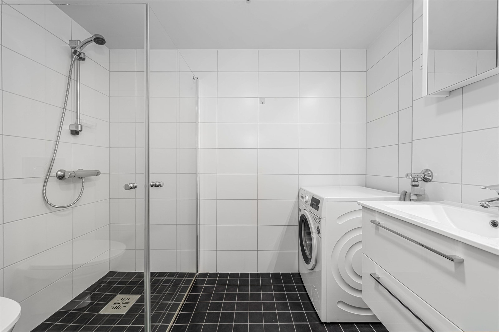 Pent flislagt bad med varmekabler i gulv Galleribilde