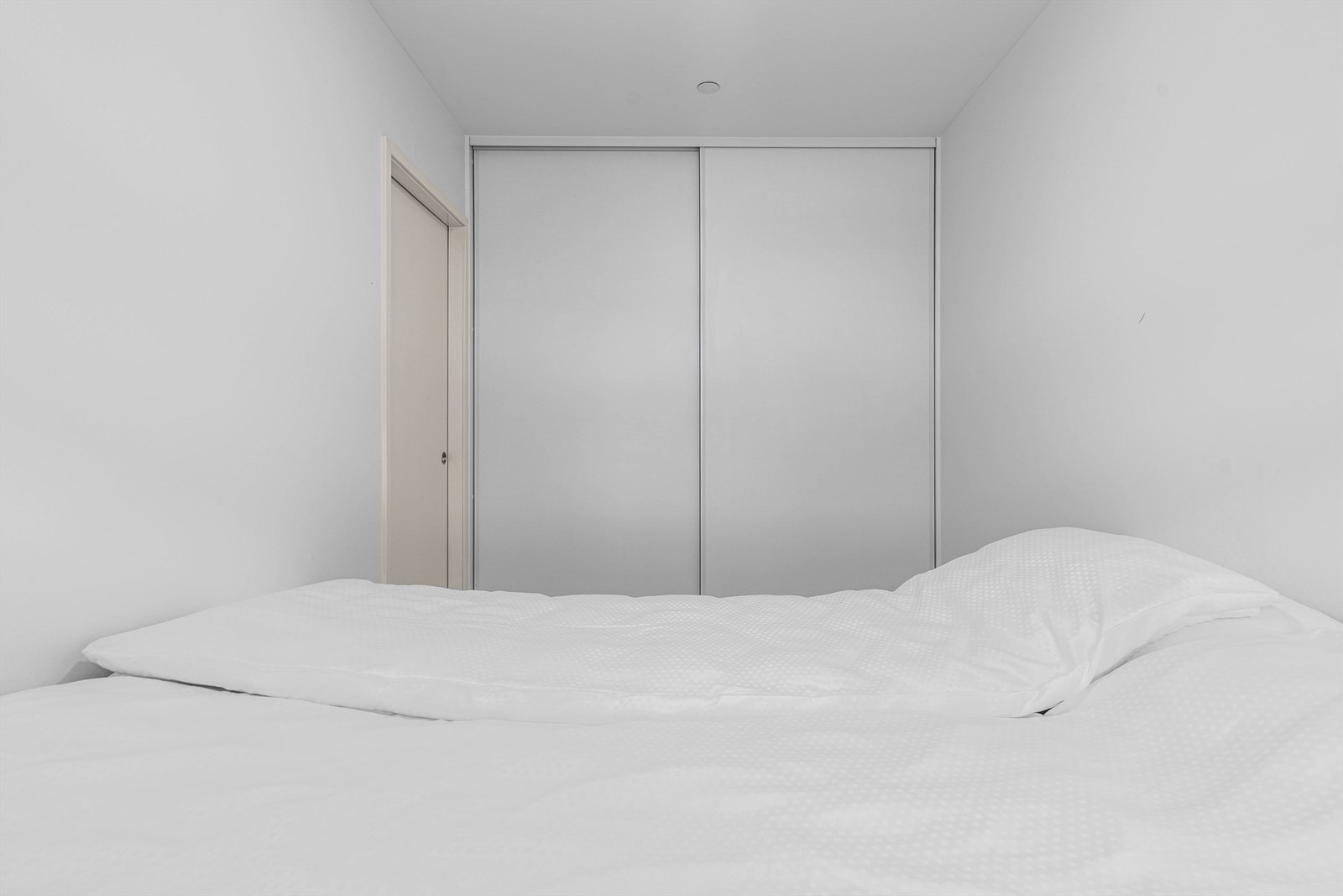 Soverommet har en praktisk skyvedørsgarderobe Galleribilde