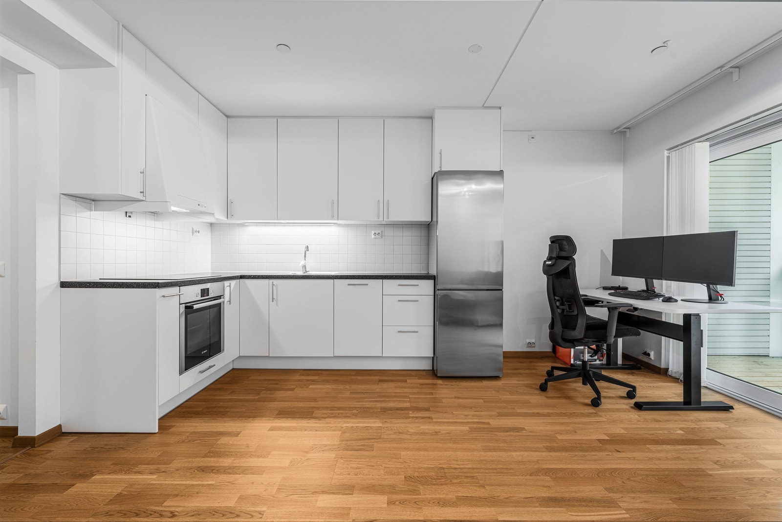 Kjøkkenet har god plass til spisemøblement eller kontorplass Galleribilde