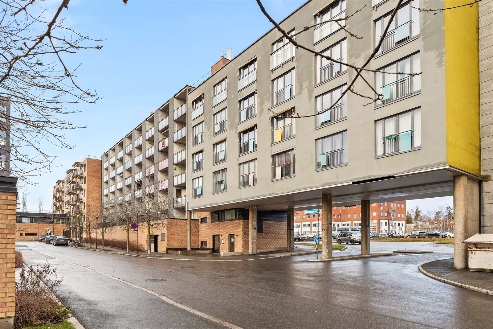 Det er gangavstand til alle servicefunksjoner, som kjøpesenter, kulturhus og kollektivtilbud med god forbindelse til Oslo S. Galleribilde