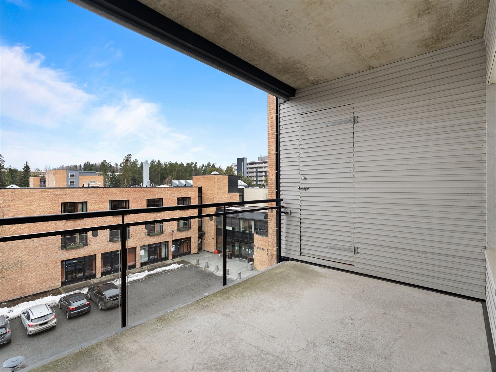 Sydvendt balkong på ca. 5 m² med fine sol- og utsiktsforhold. Galleribilde