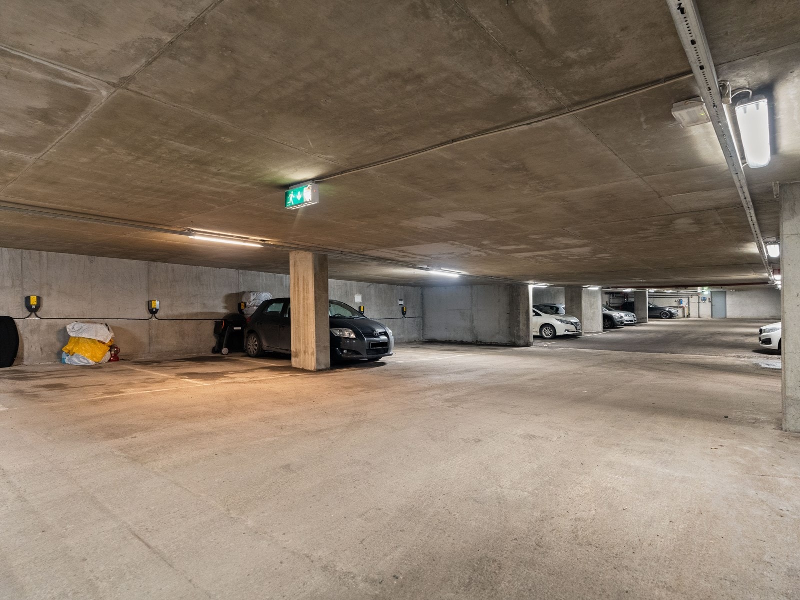 Leiligheten har parkering i garasje under bygget hvor man kan ta heisen direkte opp til leiligheten. Galleribilde