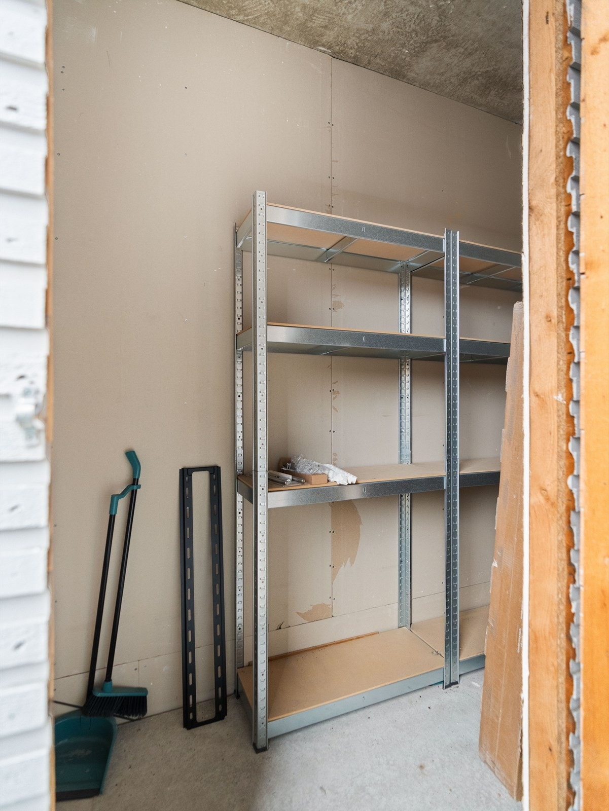 Praktisk bod på balkongen på ca. 2 m². Leiligheten disponerer i tillegg en bod i 4 etg på 0,5 m². Galleribilde