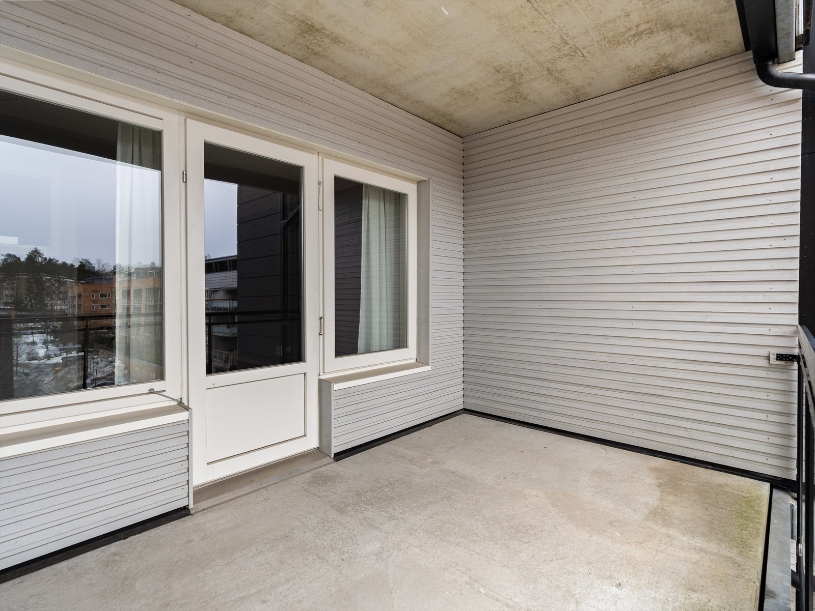 Store vindusflater i leiligheten sørger for rikelig med naturlig lys. Galleribilde