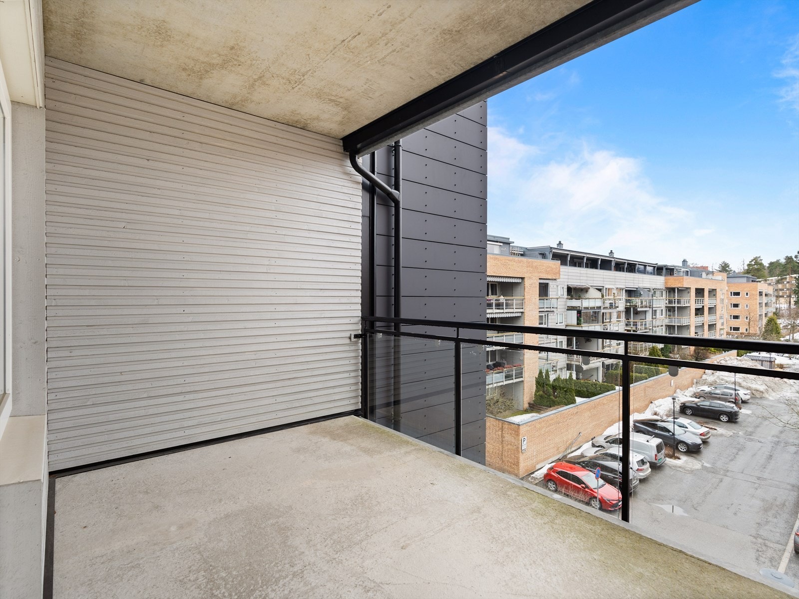 Fra stuen er det utgang til en balkong med plass til utemøbler og gass-/elektrisk grill. Galleribilde