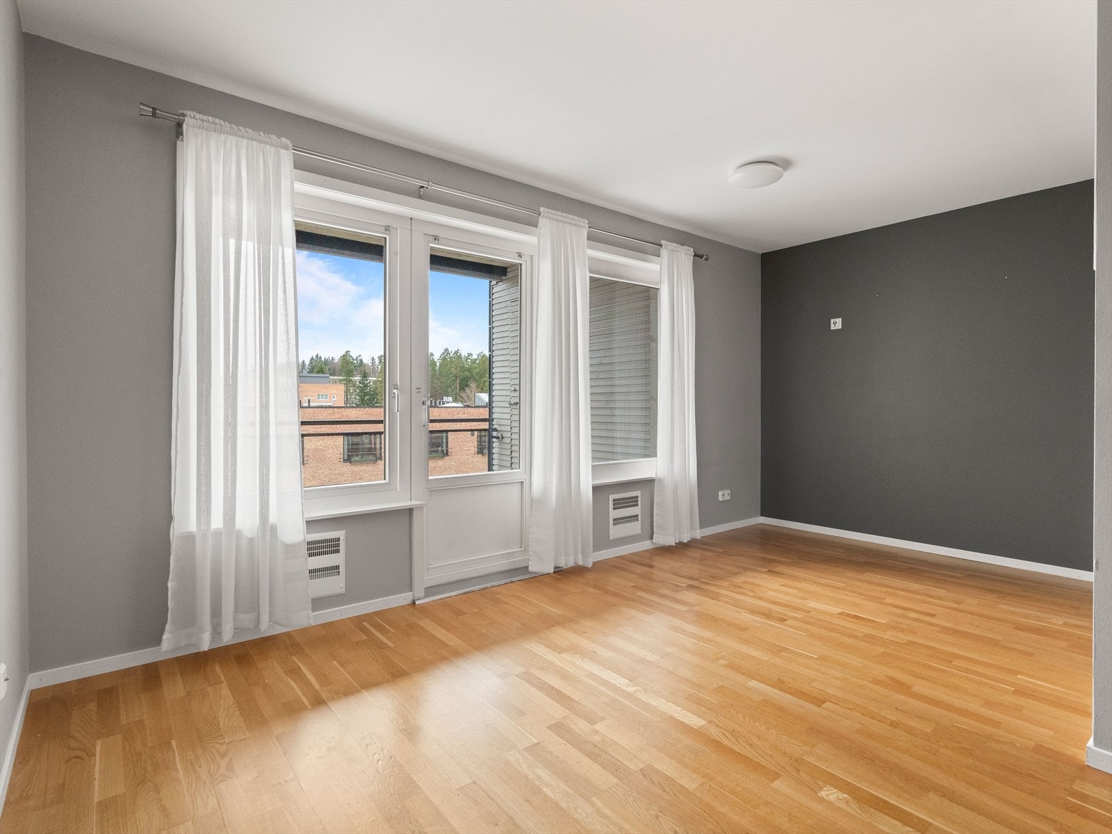 Leilighetens stue har god størrelse og plass til sofaseksjon, TV-møbel og spisegruppe. Galleribilde