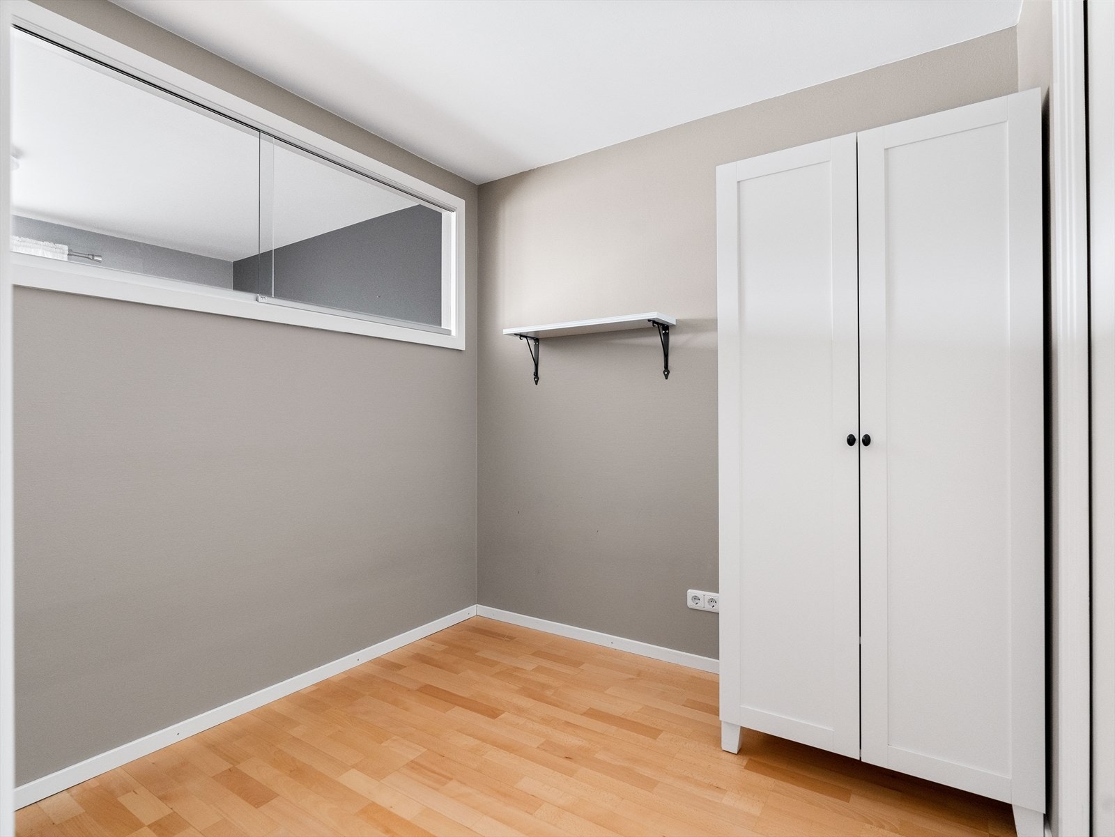 Leiligheten har en praktisk sovealkove med vindu inn mot stuen. Galleribilde