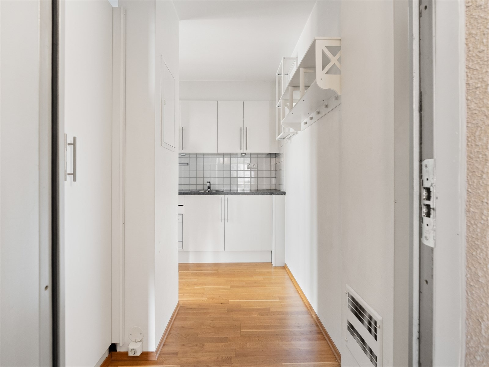 Velkommen inn i en praktisk entré med dørcalling og plass til oppbevaring av yttertøy og sko. Galleribilde