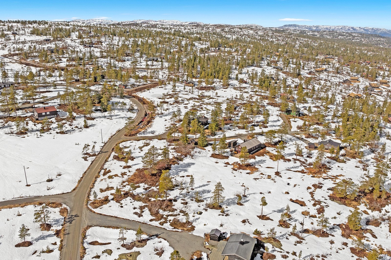 Eiendommen ligger ca. 17 km fra Lampeland, et koselig lite tettsted i Flesberg kommune med diverse servicetilbud Galleribilde