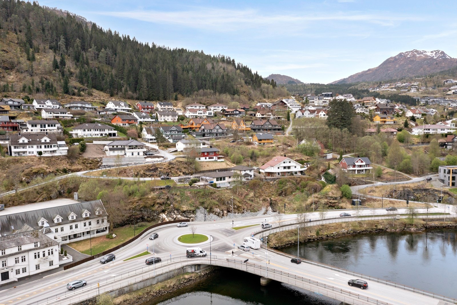 Eigedommen ligg i sentrumsnært, familevenleg bustadområde med kort gangavstand til det meste. Galleribilde