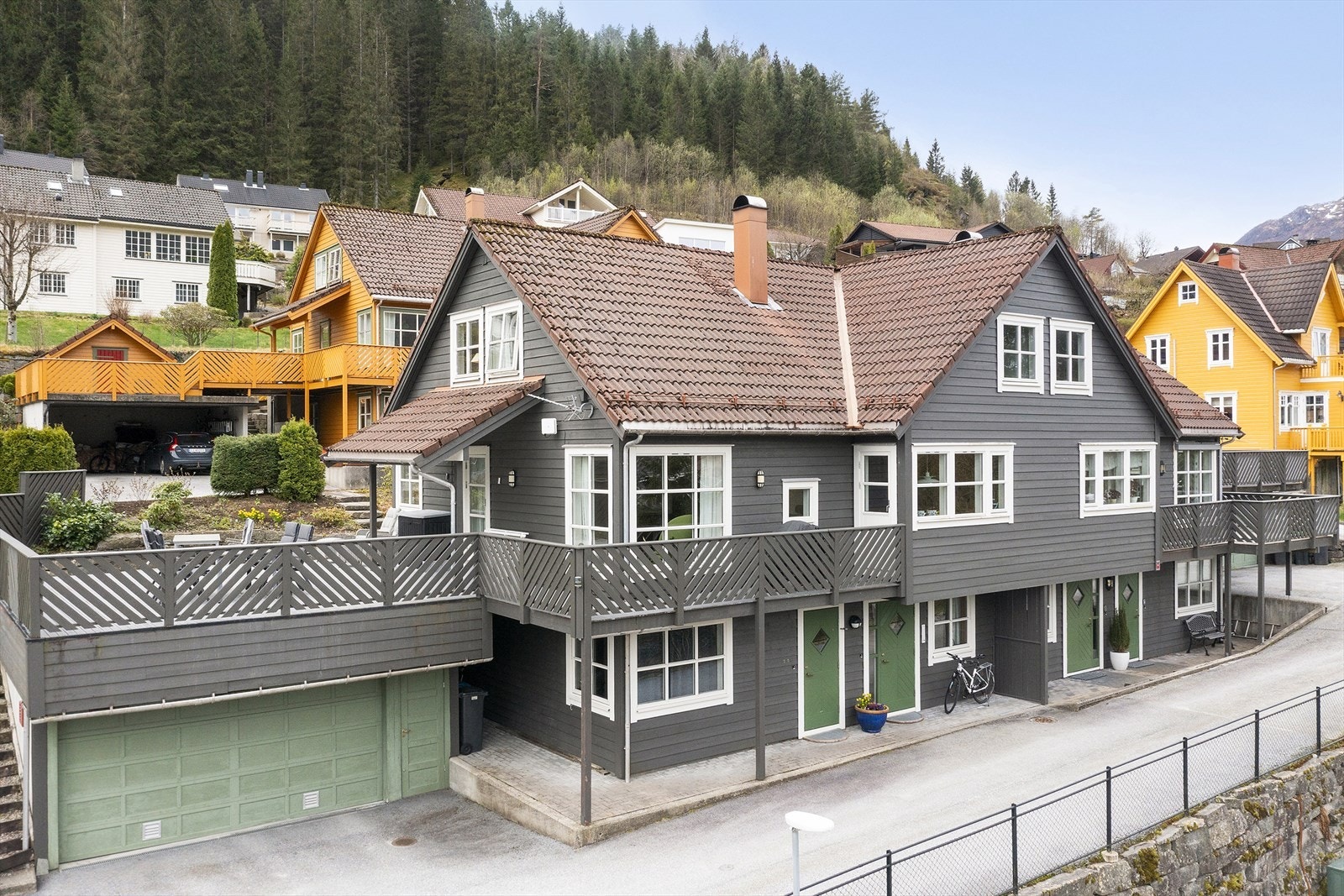 Fin familie bustad på tre plan - parkering i dobbel garasje og på tunplass. Galleribilde