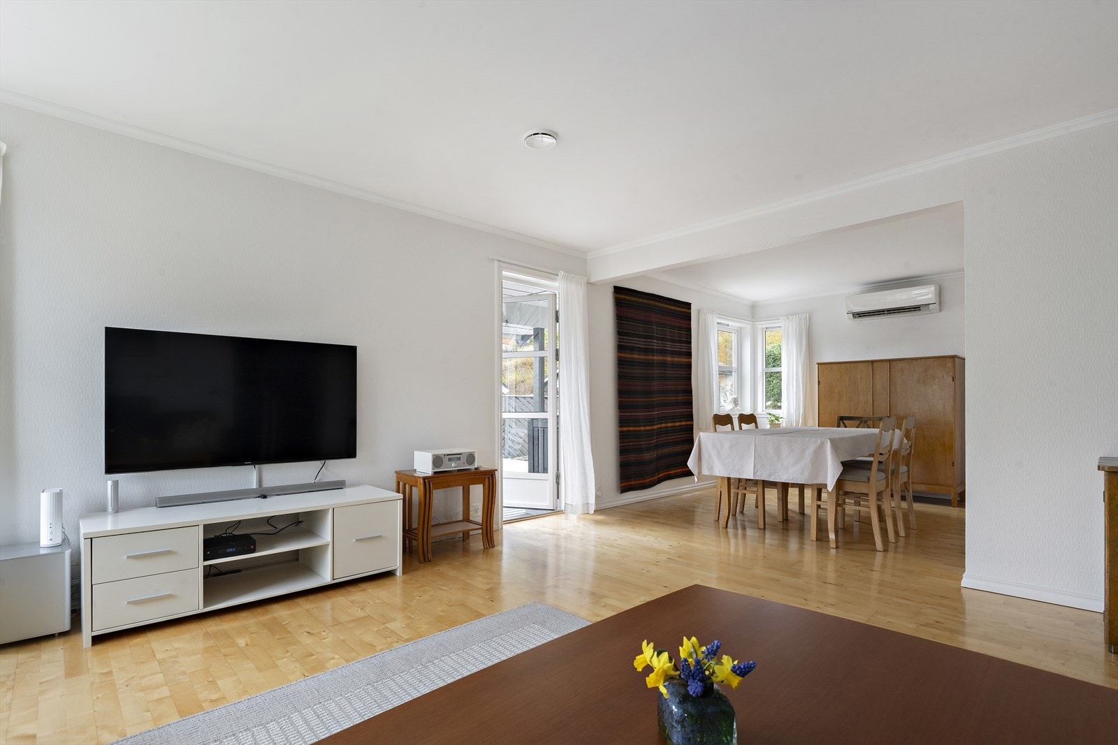 Utgang til delvis overbygd terrasse Galleribilde