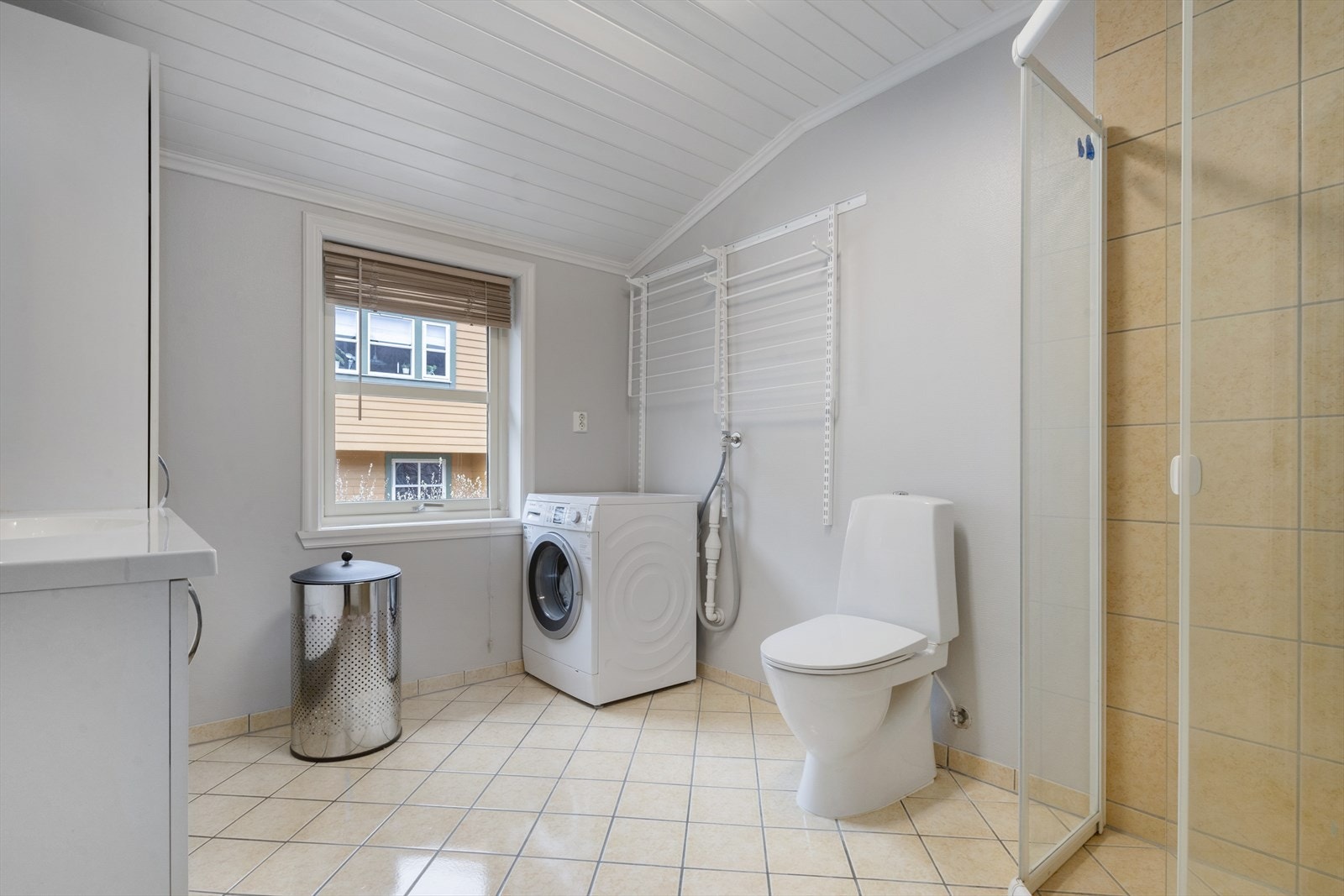 Kombinert bad/vaskerom i loftsetasjen Galleribilde