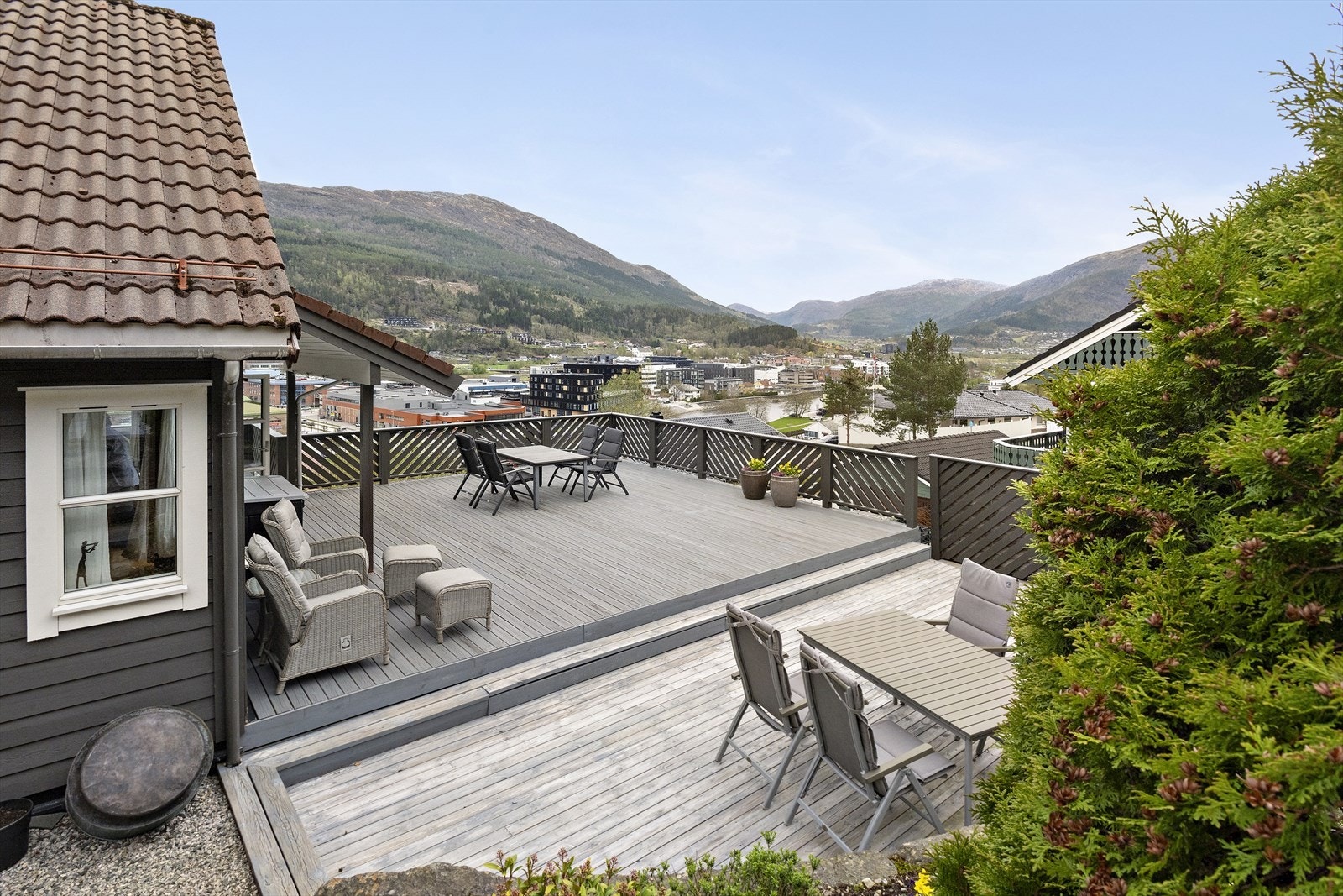 Fin del av tomannsbustad med utleige i leilegheit i underetasjen. Galleribilde