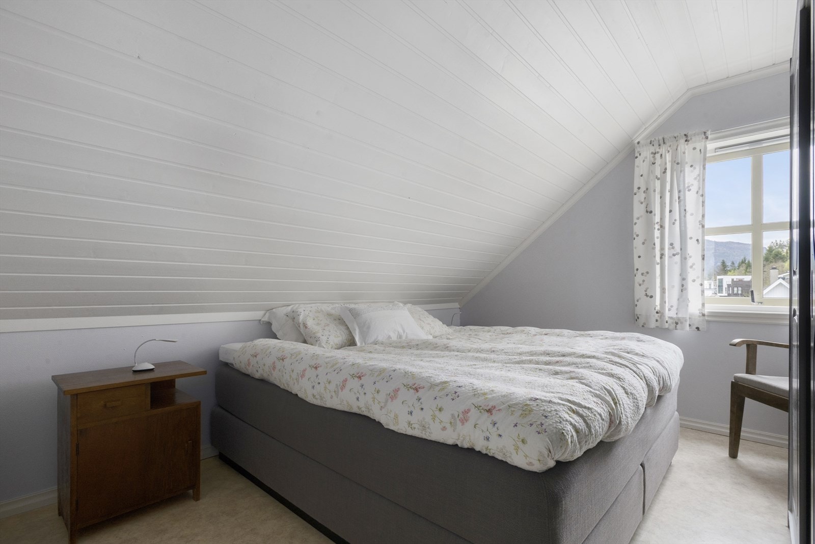 Eitt av tre soverom i loftsetasjen Galleribilde