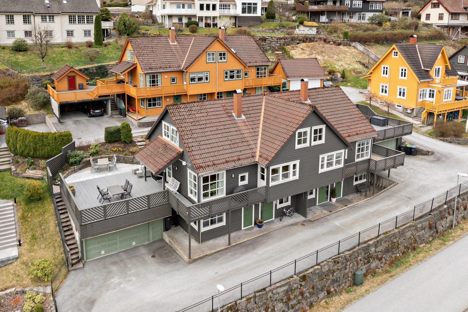 Asfaltert tunplass, reint og enkelt. Galleribilde