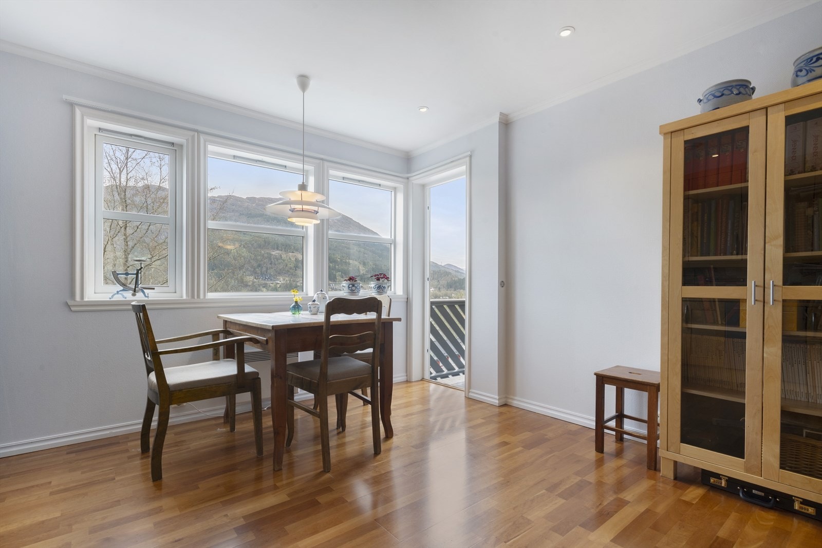 God plass til spisebord på kjøkkenet. Dør ut til terrassen. Galleribilde