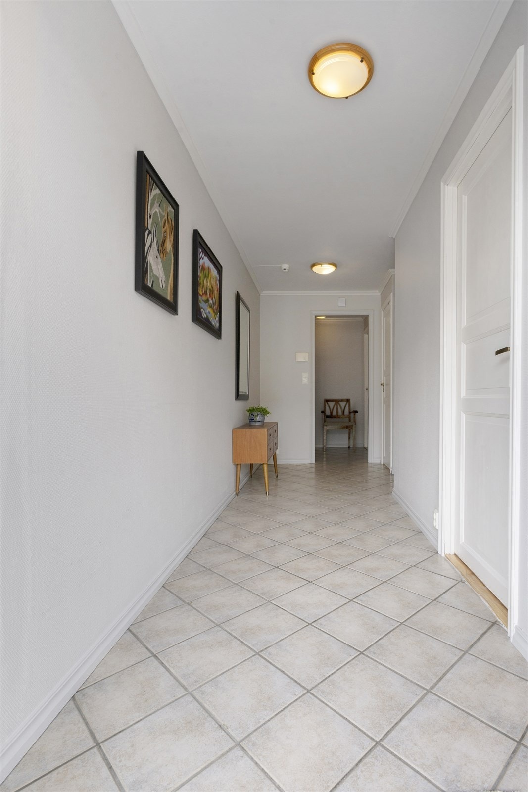 Flislagt golv i gangen Galleribilde