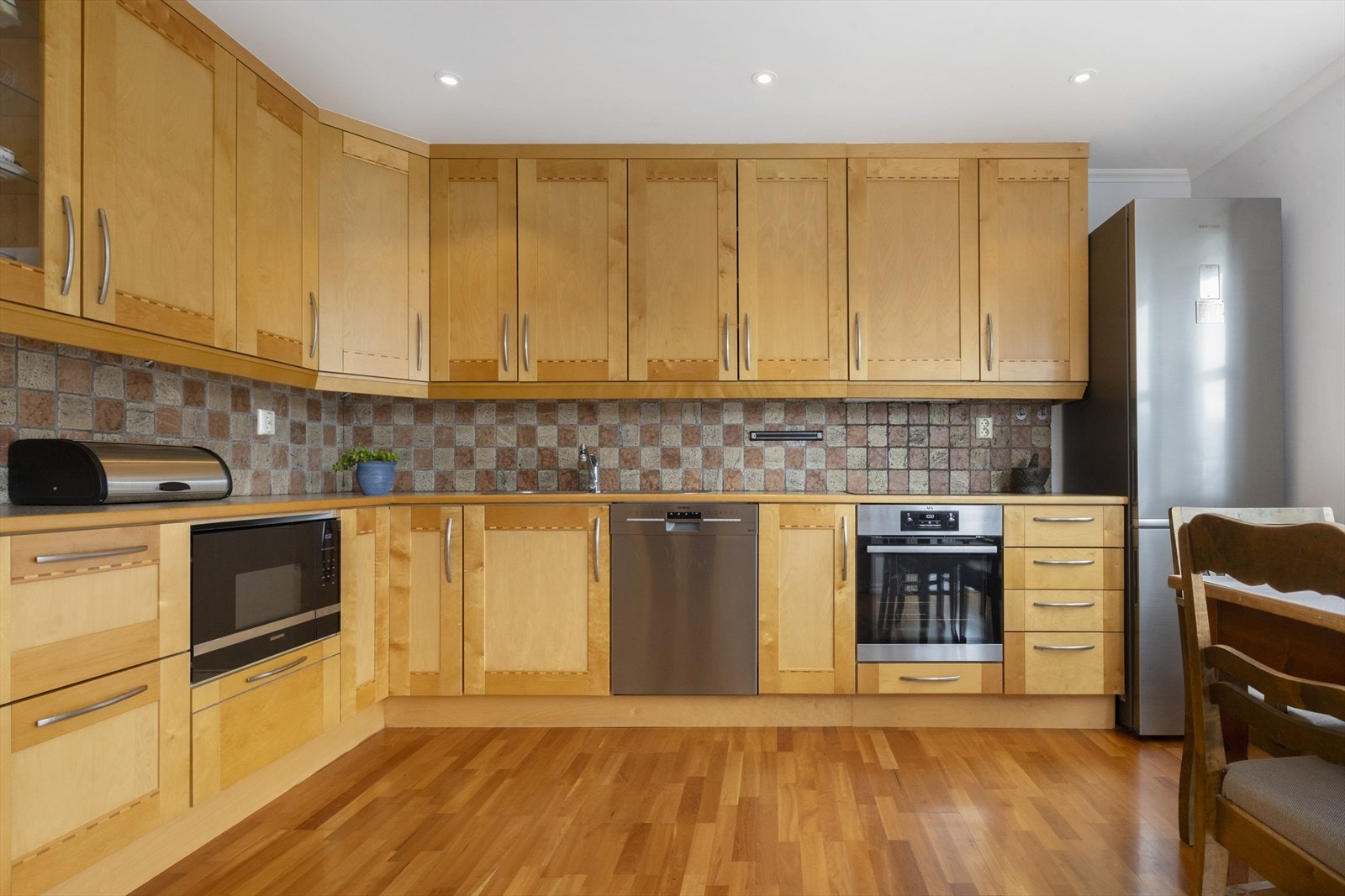 God innreiing med overskåp til tak og integrerte kvitevarer. Galleribilde