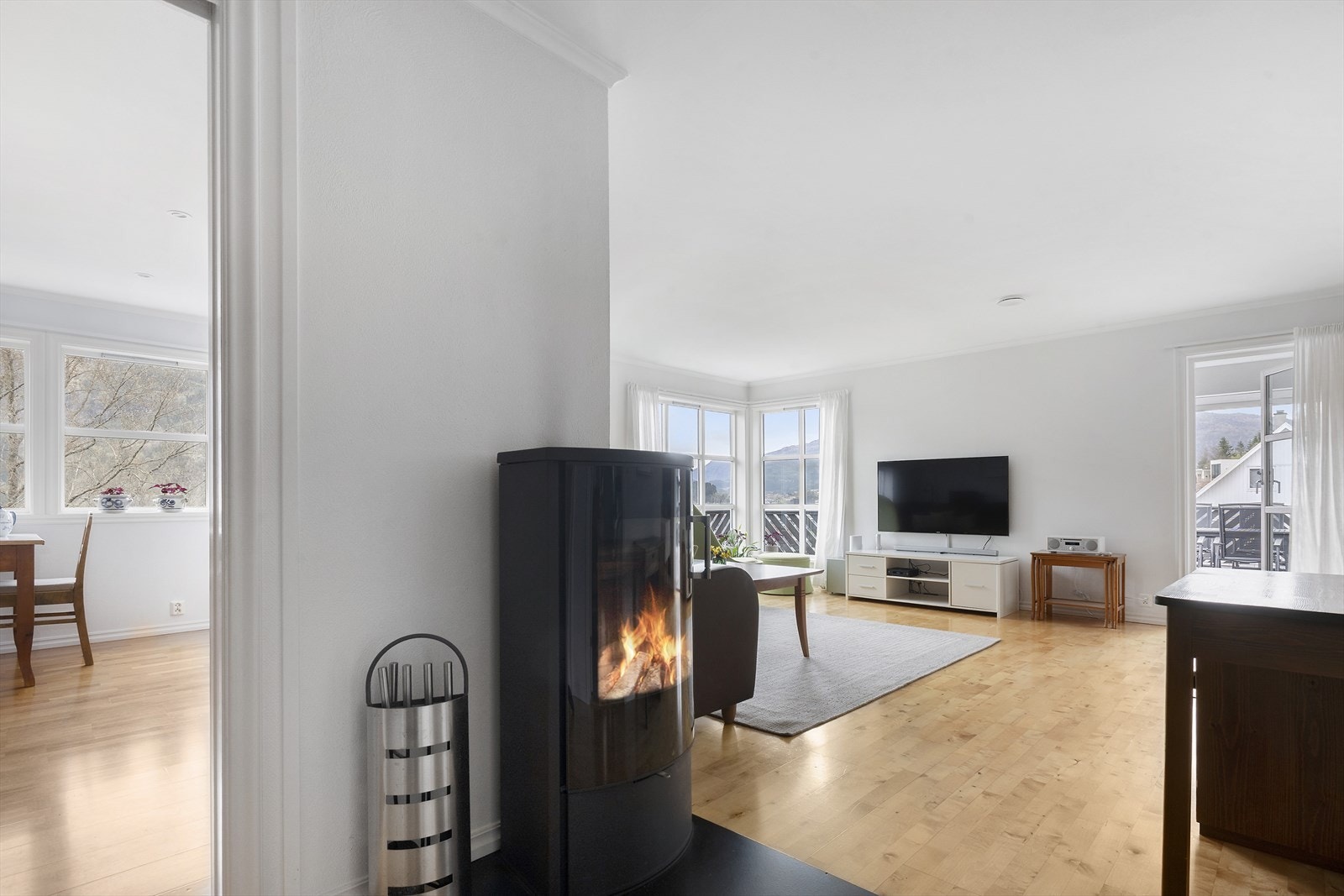 Nyare vedovn og varmepumpe i stova Galleribilde