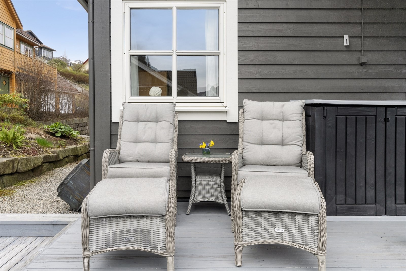 Stor terrasse med tilkomst frå stova Galleribilde