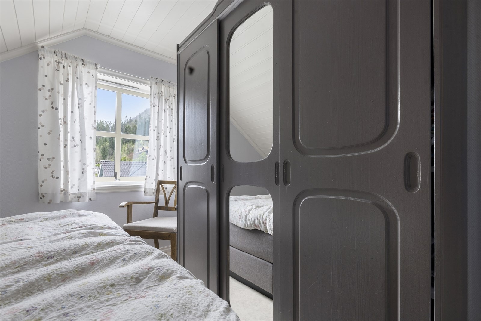 Godt med skåpplass i hovudsoverommet Galleribilde