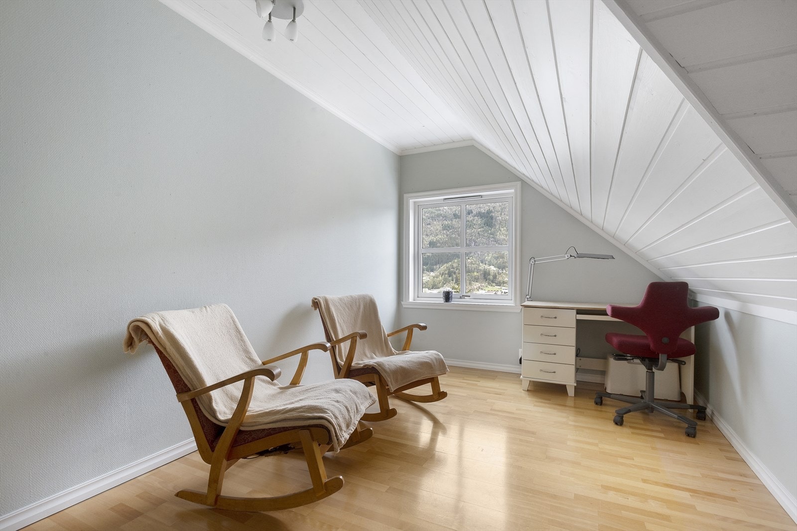 Eitt av tre soverom i loftsetasjen Galleribilde