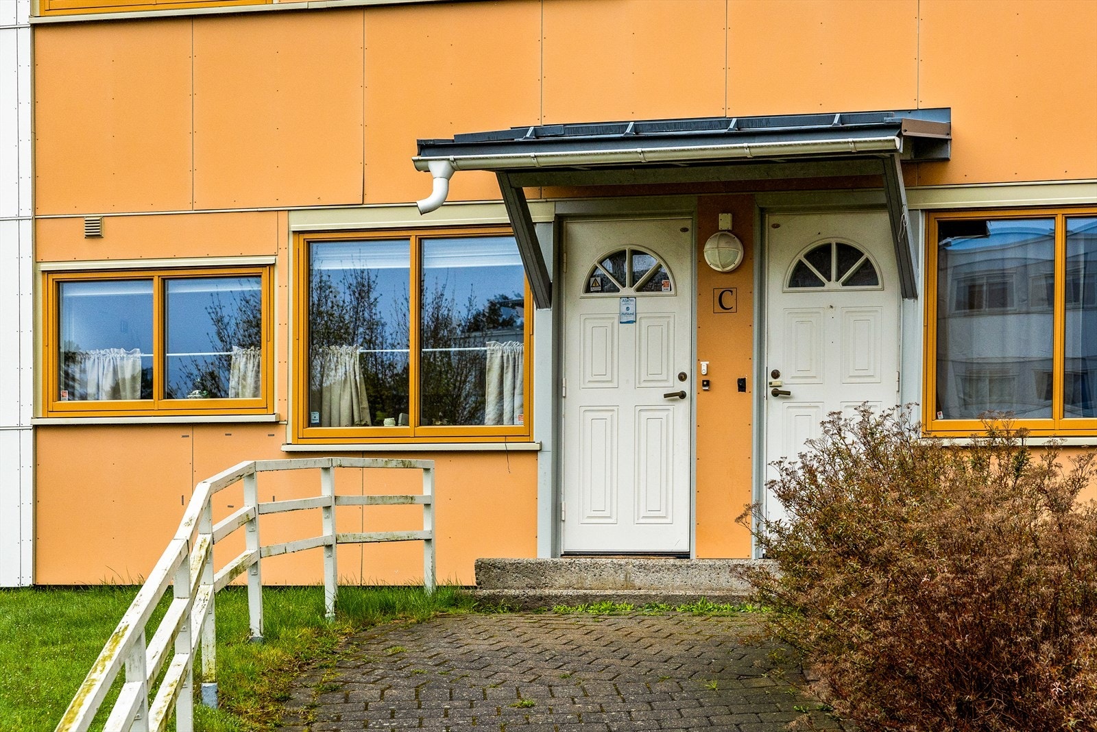 Uteområdet ved inngangen er også pent opparbeidet, og gir en lun og skjermet følelse. Galleribilde