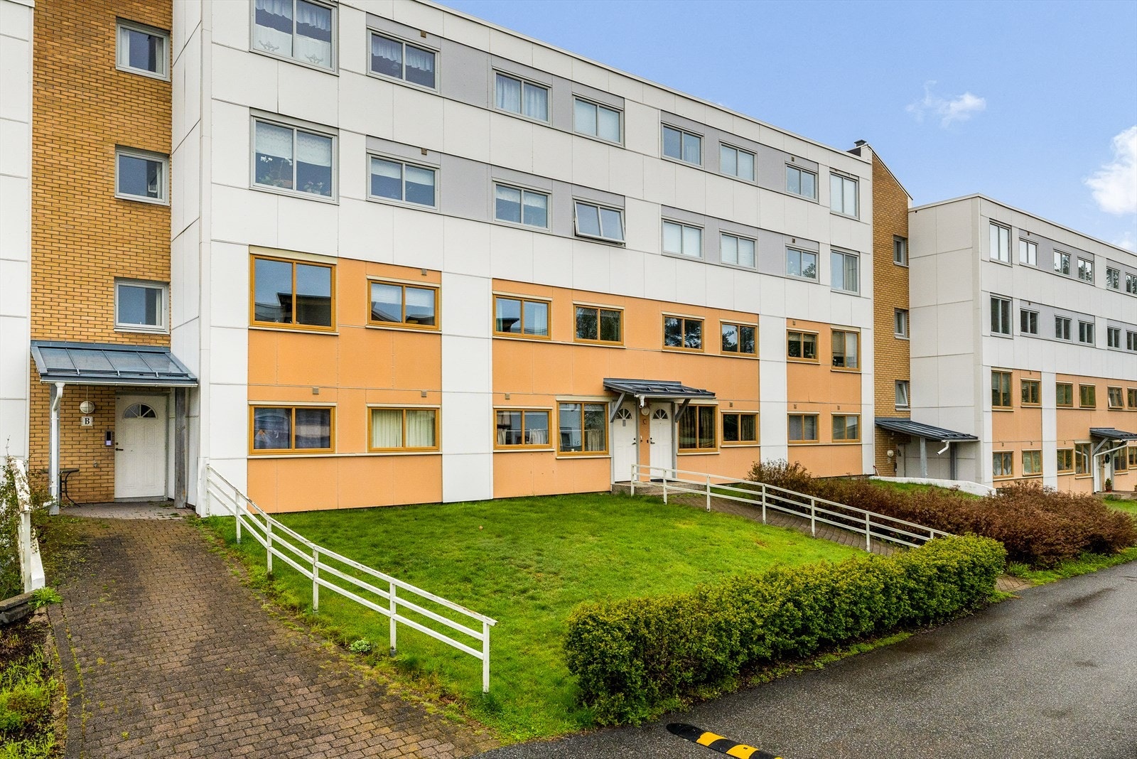 Leiligheten har en praktisk og privat inngang direkte fra bakkeplan, som gir enkel adkomst uten trapper og en følelse av å bo i egen enhet. Galleribilde