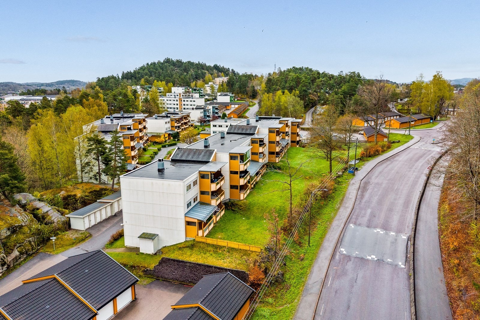 Leiligheten har en svært sentral og attraktiv beliggenhet i et etablert og rolig boligområde med lavblokkbebyggelse, omtrent 2,5 kilometer fra Sandefjord sentrum. Galleribilde