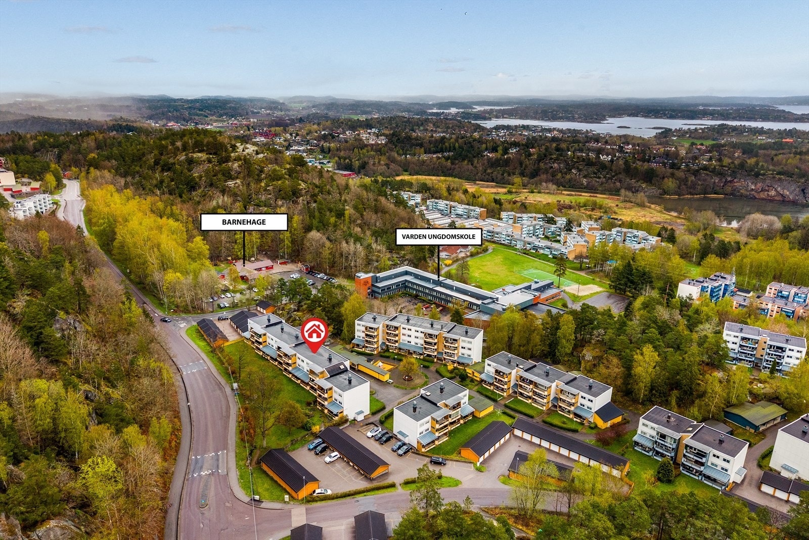 Varden ungdomsskole og to barnehager ligger i nærområdet, noe som gjør det enkelt og praktisk for familier med barn i ulike aldre. Den korte avstanden gir trygg og rask adkomst til skole og barnehage i en travel hverdag. Galleribilde