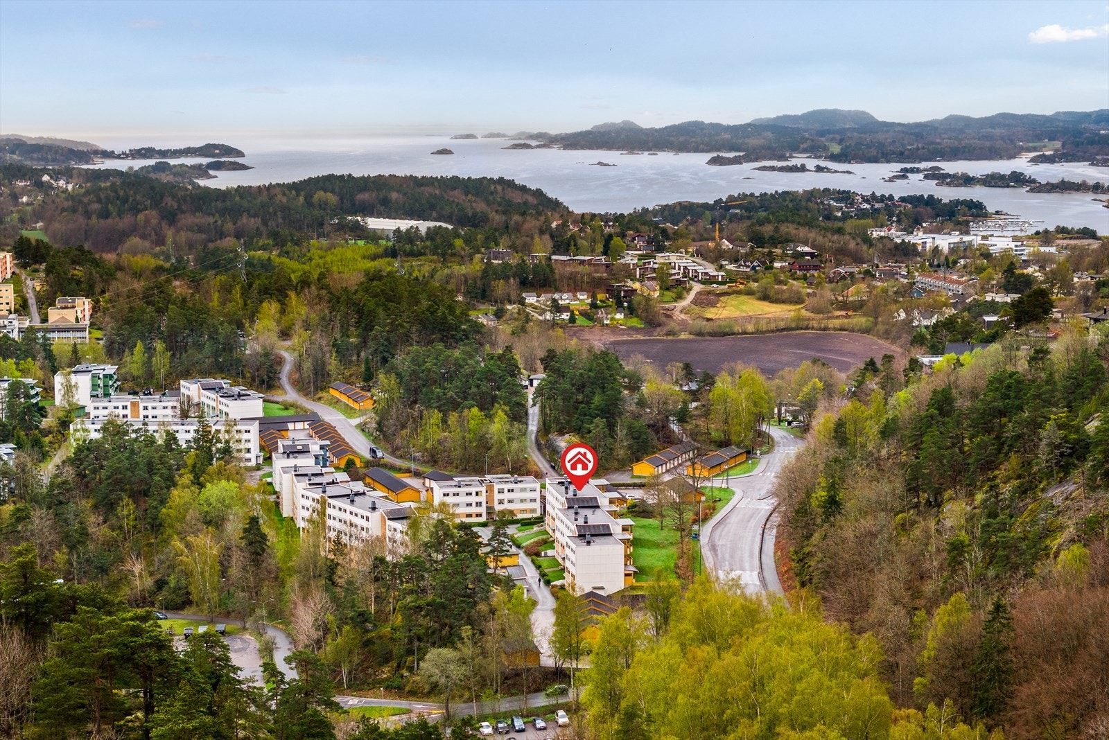 Djupsund badeplass ligger innerst i Mefjorden i Sandefjord og er lett tilgjengelig via Djupsundveien. Galleribilde