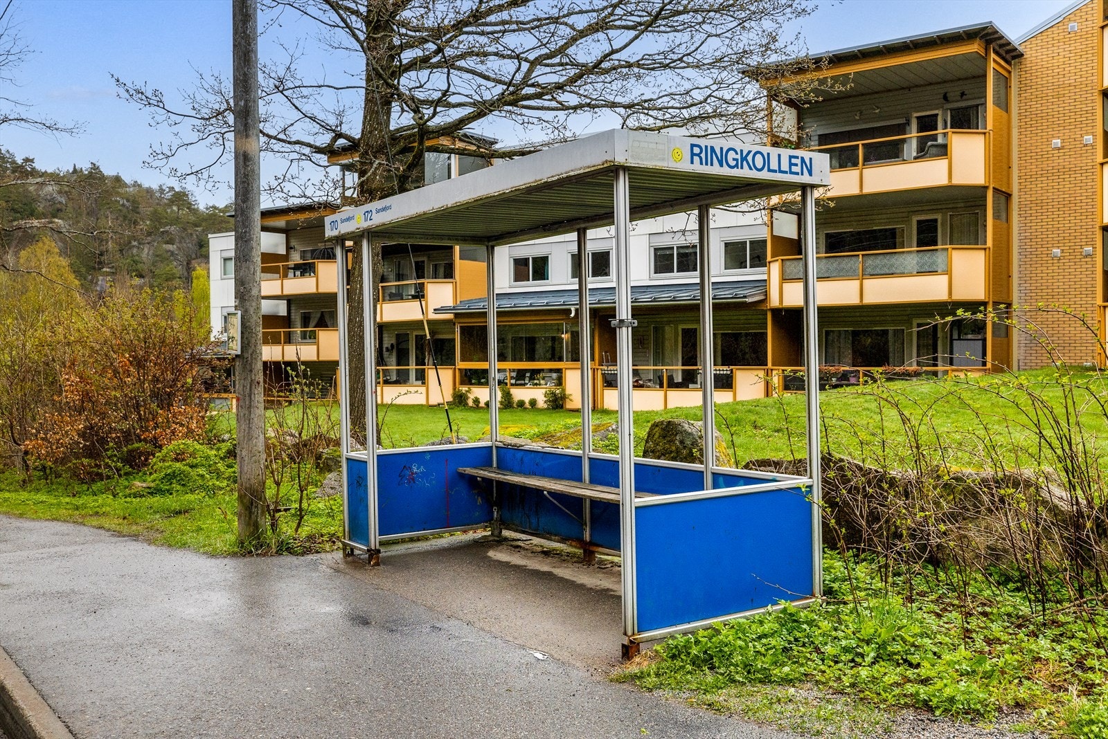 Området har hyppige bussavganger med gode forbindelser både til sentrum og nærliggende områder. Dette gjør det enkelt å komme seg rundt uten bil, enten du skal på jobb, skole eller fritidsaktiviteter. Galleribilde
