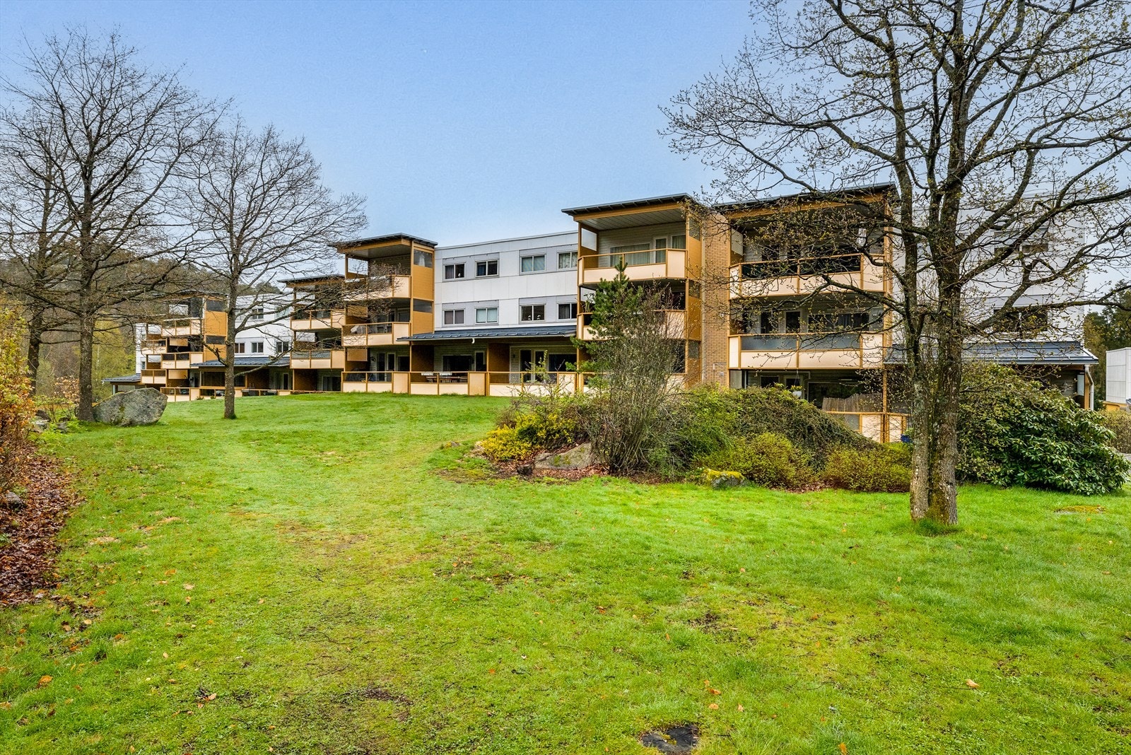 Her bor du fredelig, men sentralt - med gangavstand til barnehage, skoler, idrettsplass, kyststi og flotte turområder. Galleribilde